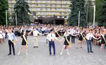 Выпускников Днепропетровщины приглашают принять участие в конкурсе на лучший школьный вальс