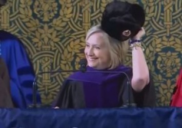 Хиллари Клинтон похвасталась перед выпускниками Йеля шапкой-ушанкой с советской звездой. Видео