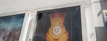 В центре Мариуполя вандалы повредили театральные афиши, - ФОТОФАКТ