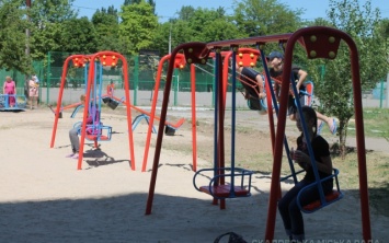 В Скадовске к началу турсезона устанавливают детские площадки
