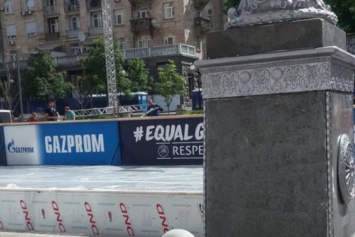 В центре Киева вывесили баннеры российского монополиста "Газпрома"