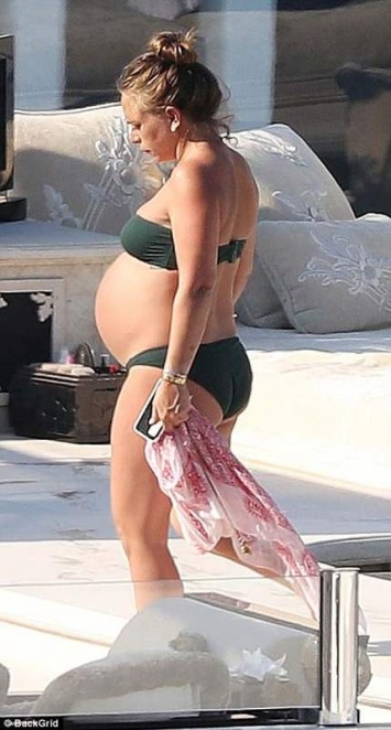 Глубоко беременная Хлоя Грин с "самым красивым преступником" отдыхает на яхте своего отца-миллиардера (ФОТО)