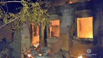 В Марьинке в результатах попадания снаряда сгорел дом