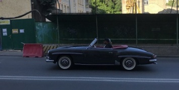 В Киеве замечен раритетный родстер Mercedes 50-х