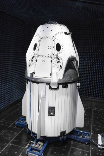 Маск показал корабль для запуска астронавтов на МКС