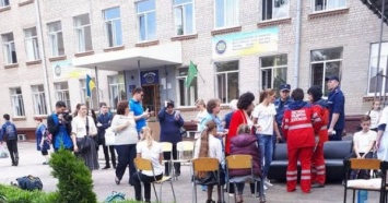 Второй случай в Украине: В школе Харькове распылили неизвестное вещество, 37 пострадавших