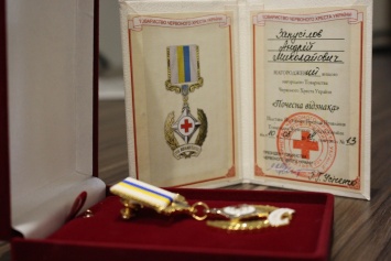 Волонтера Закусилова наградили «Почетным отличием» Красного Креста