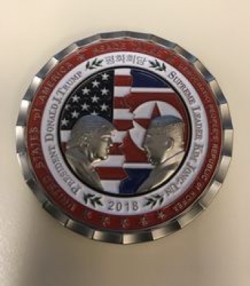 В США выпустили памятную монету к предстоящей встрече Трампа и Ким Чен Ына: американского президента омолодили, а лидеру КНДР дорисовали несколько подбородков