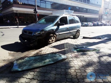 В результате утреннего ДТП в Одессе иномарка въехала в магазин