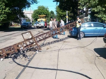 В центре Николаева рухнуло 5 электроопор - движение по ул. Потемкинской парализовано