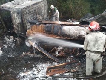Грузовик с "Маздой" выгорели дотла: спасатели опубликовали фото с аварии на трассе под Запорожьем