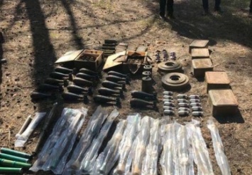 В лесу на окраине Днепра нашли крупный склад боеприпасов
