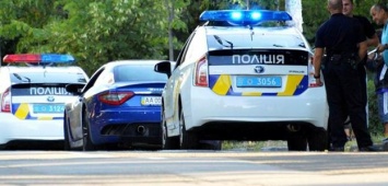 Успели: Одесские патрульные довезли женщину, у которой начались роды в больницу, - ФОТО
