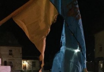 Под Львовом мужчина сжег флаг Украины, установленный на памятнике жертвам политических репресий
