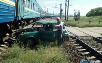 Жигули дважды попало под поезд на Одесской железной дороге