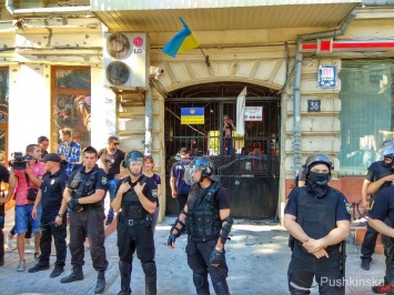 Криптовалютно-патриотические разборки продолжаются: в «осаду» взят офис «РГБ» в центре Одессы. Видео