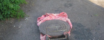 Криворожане поймали "черного металлиста", укравшего крышку люка возле школы, - ФОТО