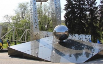 В Запорожья памятник "Героям Чернобыля" сравнили с футбольным полем