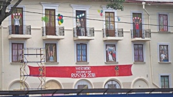 Креатив из Ростова: в окнах аварийного дома нарисовались счастливые фанаты