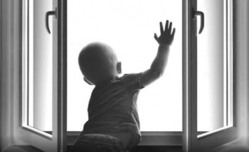 В Запорожье из окна многоэтажки выпал ребенок