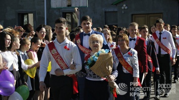 Последний звонок в Крыму: тысячи выпускников прощаются со школой