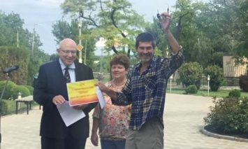 Консул Германии в Славянске передал волонтерам ключи от нового автомобиля