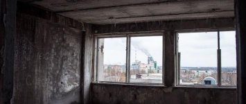 В центре Запорожья из окна в недостроенной многоэтажке выпала девочка