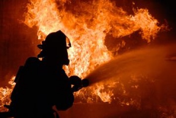 В Киеве возле метро вспыхнул пожар: пламя охватило 300 кв. метров площади