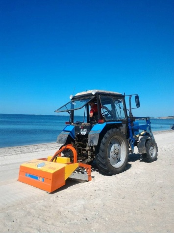В Очакове начали очистку песка на пляже при помощи спецтехники