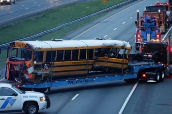 В США 20 человек пострадали при столкновении фуры со школьным автобусом
