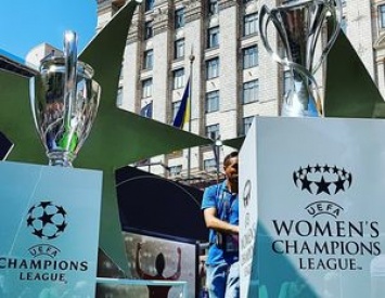 После тура по городам Украины кубки Лиги чемпионов УЕФА выставили на Крещатике