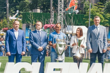 На Крещатик вынесли кубки УЕФА и торжественно открыли фан-зону. Фото
