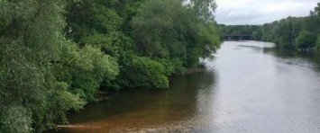 В Сумах, игнорируя предписания госэкоинспекции, водоканал продолжает сбрасывать в реку неочищенные стоки