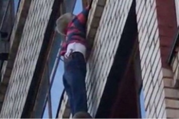 Мать полчаса удерживала выпавшего из окна сына до приезда спасателей. (видео)