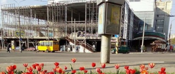 Сумчане просили разобрать достройку ТРЦ Универмага «Киев»: власти отвели на петицию