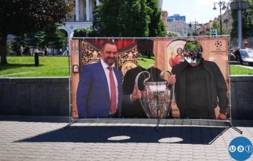 В Киеве высмеяли президента ФФУ за фото с криминальным авторитетом