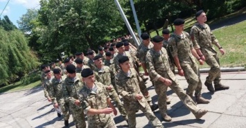 Они не хотят надевать новые символы на старую, "совковую" армию - журналист о демарше морпехов перед Порошенко в Николаеве