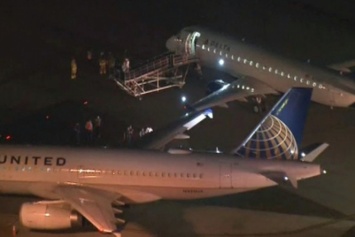 В голливудском аэропорту столкнулись два самолета