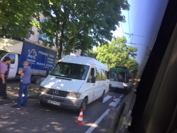 В Днепре троллейбус протаранил маршрутку: Гагарина стоит в пробке (Фото)