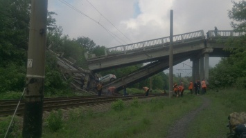 Гражданский автомобиль упал с разрушенного Штеровского моста: пострадали двое человек