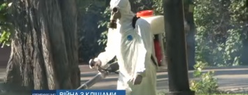 В Кременчугских парках продолжается борьба с клещами (ВИДЕО)
