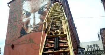 Харьковские художники завершают граффити с портретом Кузьмы Скрябина