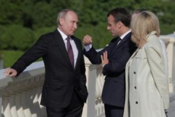Для встречи с Макроном Путин "вырос на 30 см": соцсети высмеяли фото президентов
