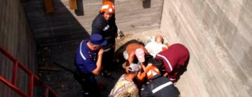 Под Одессой строитель упал в котлован и поломал ногу, - ФОТО