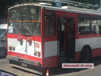 В Николаевае тягач въехал в троллейбус: пострадали женщина и двое детей