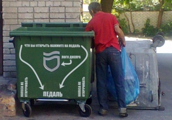Городской голова Днепра показал, как пользоваться новыми мусорными быками