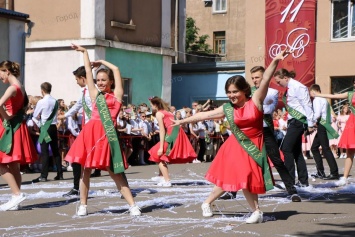 Николаевские выпускники с танцами под Монатика отпраздновали последний звонок