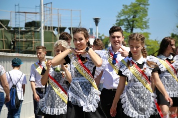 Пестрые ленты, красивые наряды и «детское» шампанское: как выпускники в центре Одессы последний звонок отмечают. Фото