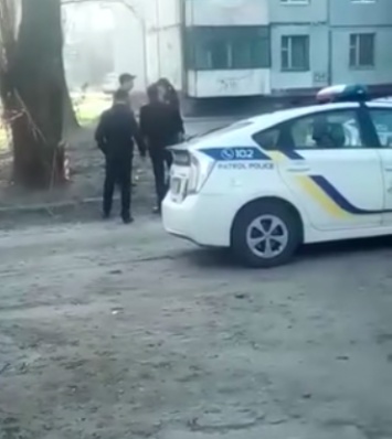 Запорожская патрульная отпинала задержанного - в прокуратуре завели дело (Видео)