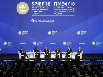 Участники экономического форума в Петербурге почти пять минут стояли в ожидании Путина, Макрона, Лагард и других спикеров. Видео